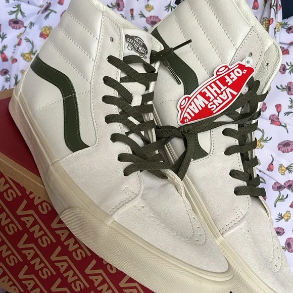 Vans Women’s Sk8-Hi
Vintage Pop Marshmallow/True White 
VN0A4BVTR2S
Sneakers - Picture 9 of 16